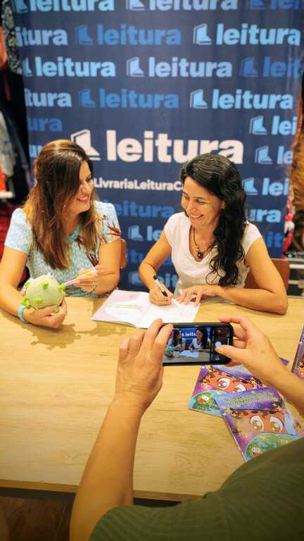 Noite de Autógrafos em Campinas: Larissa Scomparim encanta leitores com lançamento de livro infantil
