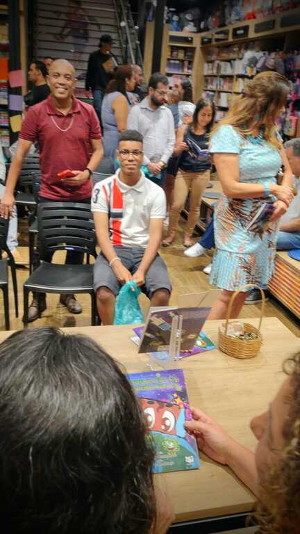 Noite de Autógrafos em Campinas: Larissa Scomparim encanta leitores com lançamento de livro infantil