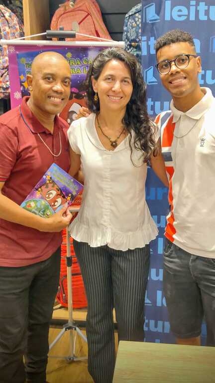 Noite de Autógrafos em Campinas: Larissa Scomparim encanta leitores com lançamento de livro infantil