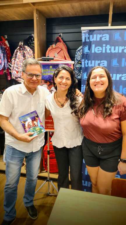 Noite de Autógrafos em Campinas: Larissa Scomparim encanta leitores com lançamento de livro infantil