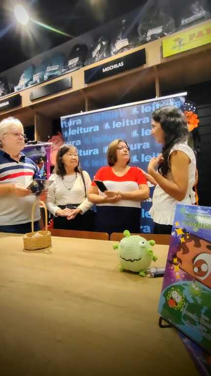 Noite de Autógrafos em Campinas: Larissa Scomparim encanta leitores com lançamento de livro infantil