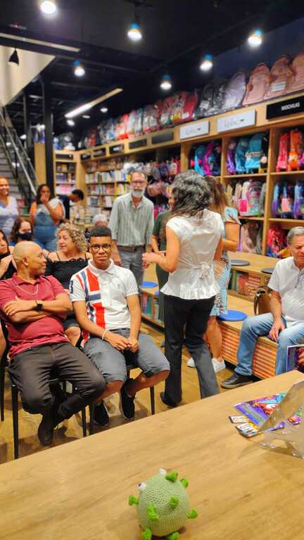 Noite de Autógrafos em Campinas: Larissa Scomparim encanta leitores com lançamento de livro infantil