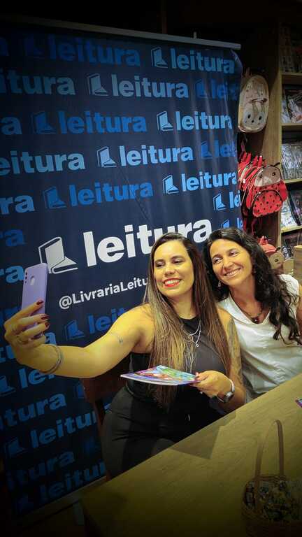 Noite de Autógrafos em Campinas: Larissa Scomparim encanta leitores com lançamento de livro infantil