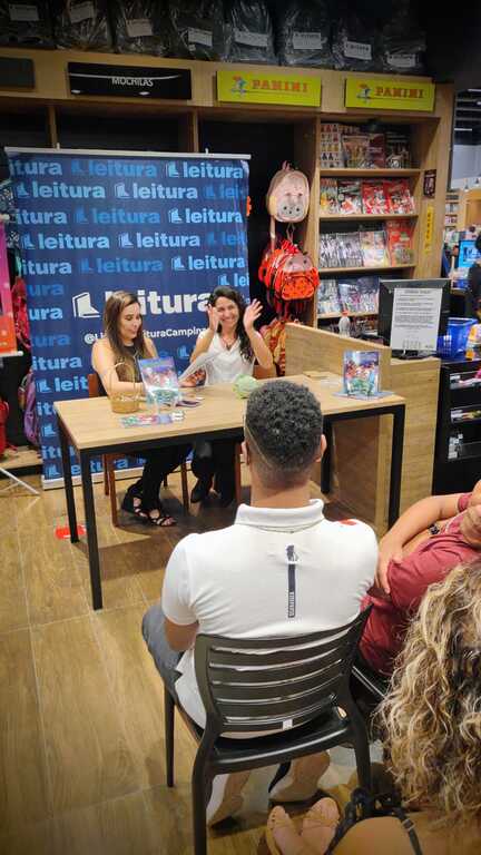 Noite de Autógrafos em Campinas: Larissa Scomparim encanta leitores com lançamento de livro infantil