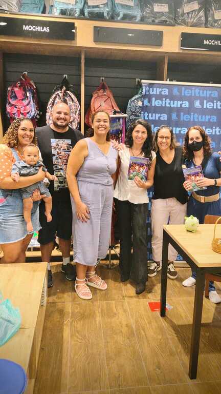 Noite de Autógrafos em Campinas: Larissa Scomparim encanta leitores com lançamento de livro infantil